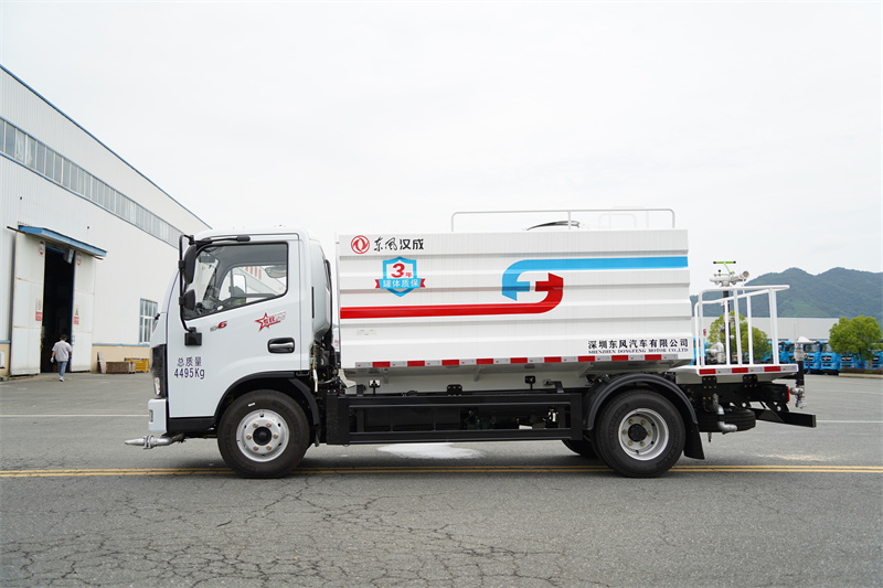 東風(fēng)股份D6藍(lán)牌灑水車 7方（燃油車）