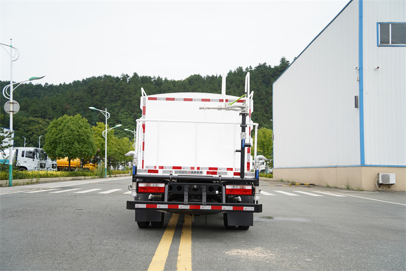 東風(fēng)股份D6藍(lán)牌灑水車 7方（燃油車）