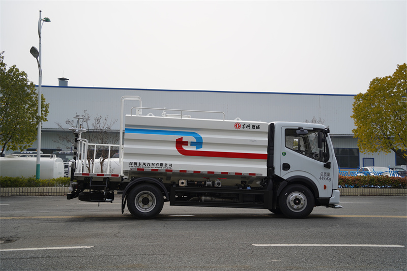 東風(fēng)股份K6藍(lán)牌灑水車(chē) 7方（燃油車(chē)）